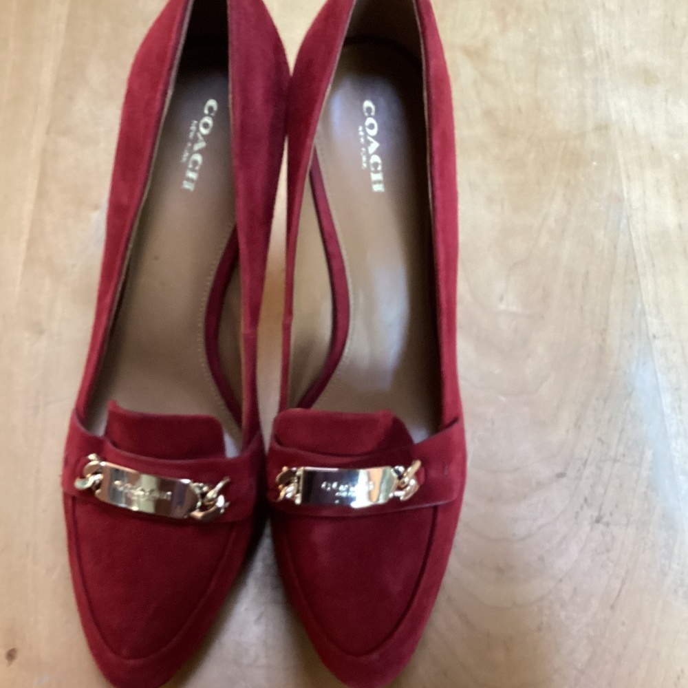 Beautiful coach shoes, burgundy size 10 and excellent condition